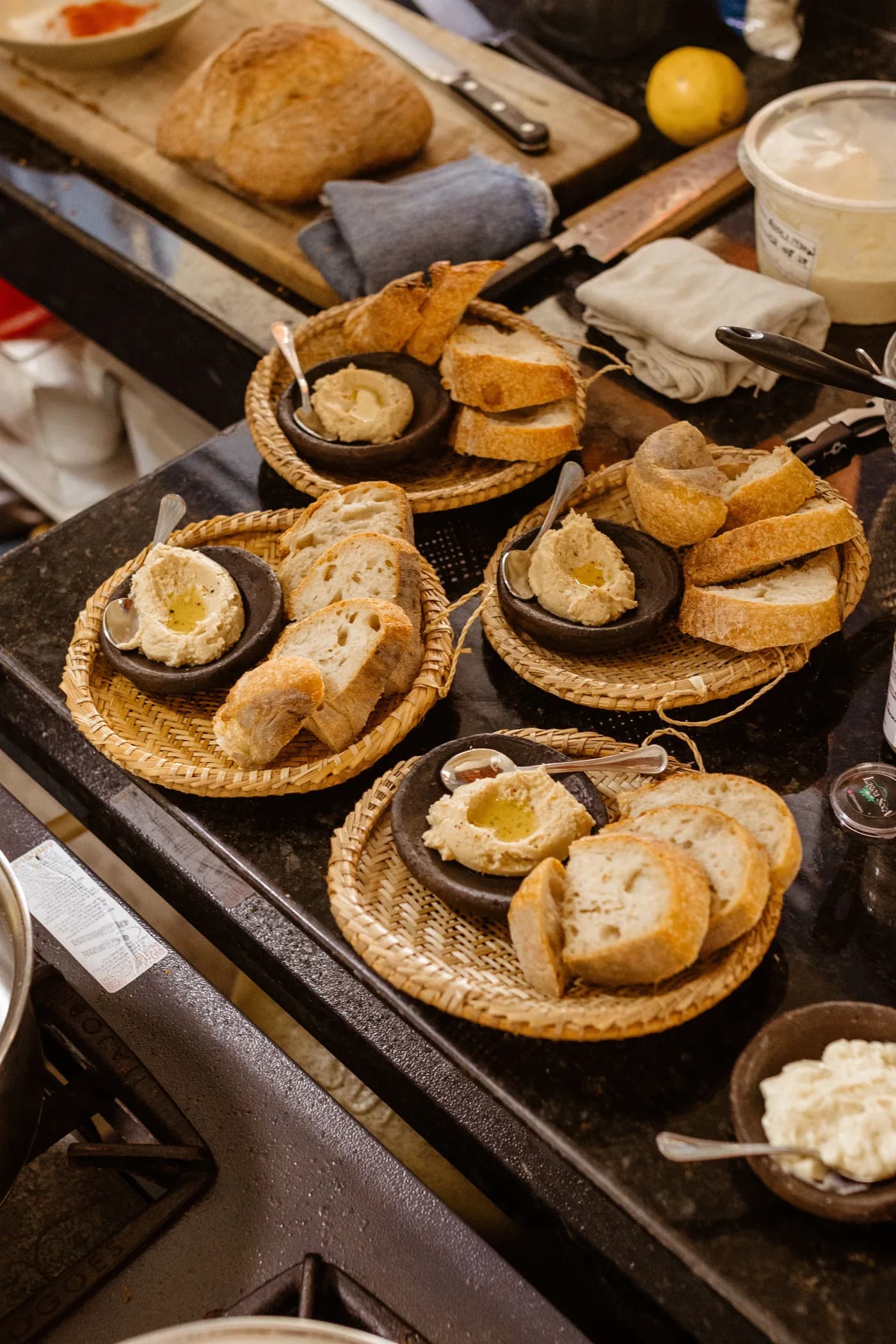 Rustik masada ekmek yanında servis edilen tereyağı